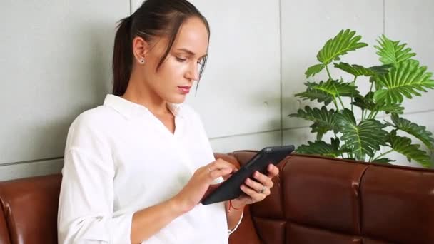 Piękna Kobieta Korzystająca Komputera Cyfrowego Domu Relaksujące Mieszane Informacje Bizneswoman — Wideo stockowe