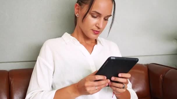 Wanita Cantik Menggunakan Tablet Komputer Digital Rumah Pengusaha Ras Campuran — Stok Video