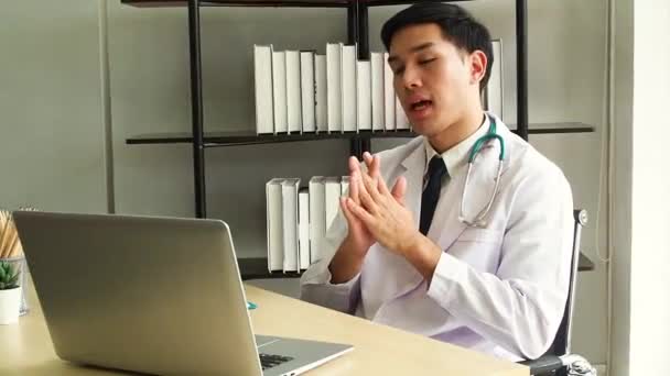 Koncepcja Telemedycyny Lekarz Słuchający Pacjenta Rozmawiającego Przez Internet Prowadzący Dyskusję — Wideo stockowe