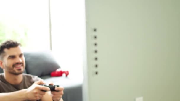 Ein Haarsträubender Typ Sitzt Hause Und Spielt Ein Videospiel Auf — Stockvideo