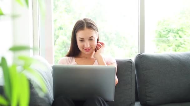 Trabalho Partir Conceito Casa Senhora Feliz Conversando Computador Navegando Internet — Vídeo de Stock