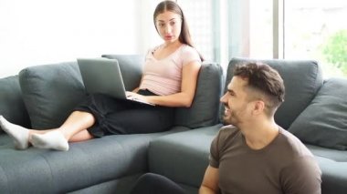 Sinirli erkek ve kadın işçiler video oyunu oynarken ses kontrolü yapıyorlar. Sosyal Mesafe İçin Evde Çalış.