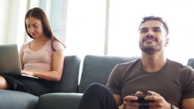 Sinirli erkek ve kadın işçiler video oyunu oynarken ses kontrolü yapıyorlar. Sosyal Mesafe İçin Evde Çalış.