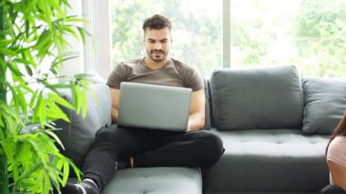 Sinirli erkek ve kadın işçiler video oyunu oynarken ses kontrolü yapıyorlar. Sosyal Mesafe İçin Evde Çalış.