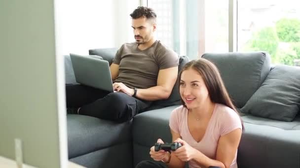 愤怒的男女员工一边看着噪音控制一边玩电子游戏 在家工作促进社会疏离 — 图库视频影像