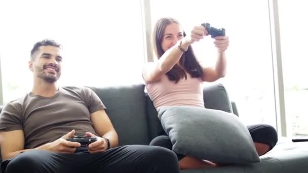 Ευτυχισμένοι Νέοι Που Παίζουν Βιντεοπαιχνίδια Στο Σπίτι Την Κατάσταση Του — Αρχείο Βίντεο