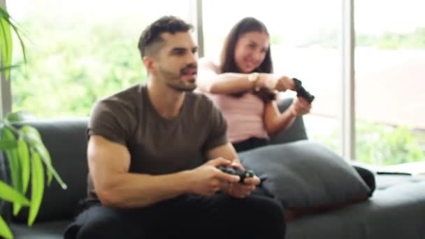 Jóvenes Felices Jugando Videojuegos Casa Con Situación Covid Quedarse Concepto — Vídeo de stock