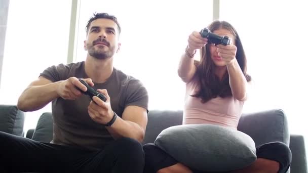 Jóvenes Felices Jugando Videojuegos Casa Con Situación Covid Quedarse Concepto — Vídeo de stock