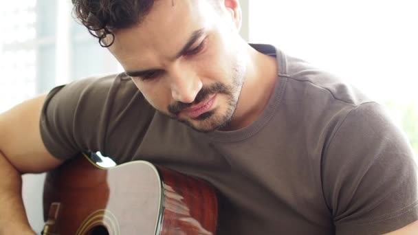 Homem Tocar Canções Amor Para Amante Conceito Comemorando Cara Alegre — Vídeo de Stock
