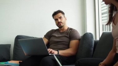 Evde çalışan çift, evden çalışmak için bilgisayar kullanırken sosyal mesafeler. Aile ilişkisi ve çift kavramı. Çift aşıklar evde kalır ve yeni normallerle sosyal mesafeyi korurlar..