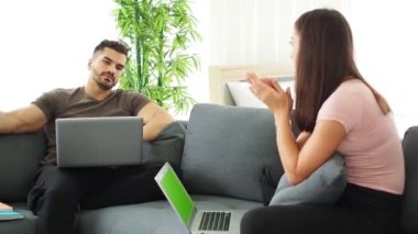 Evde çalışan çift, evden çalışmak için bilgisayar kullanırken sosyal mesafeler. Aile ilişkisi ve çift kavramı. Çift aşıklar evde kalır ve yeni normallerle sosyal mesafeyi korurlar..