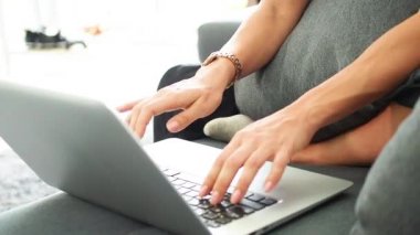 Evde çalışan çift, evden çalışmak için bilgisayar kullanırken sosyal mesafeler. Aile ilişkisi ve çift kavramı. Çift aşıklar evde kalır ve yeni normallerle sosyal mesafeyi korurlar..