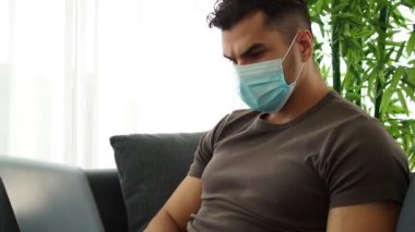 Evde çalışan çift, evden çalışmak için bilgisayar kullanırken sosyal mesafeler. Aile ilişkisi ve çift kavramı. Çift aşıklar evde kalır ve yeni normallerle sosyal mesafeyi korurlar..