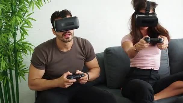 Pareja Con Gafas Realidad Virtual Auriculares Sentados Jugando Videojuego Sofá — Vídeo de stock