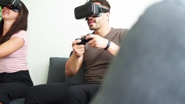 Casal Vestindo Óculos Realidade Virtual Fones Ouvido Sentado Jogando Jogo — Vídeo de Stock