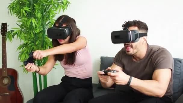 Пара Носит Очки Виртуальной Реальности Виртуальной Реальности Наушники Сидят Играют — стоковое видео