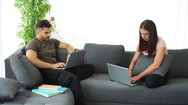 Casal Trabalhando Casa Distanciamento Social Usar Computador Para Trabalhar Casa — Vídeo de Stock