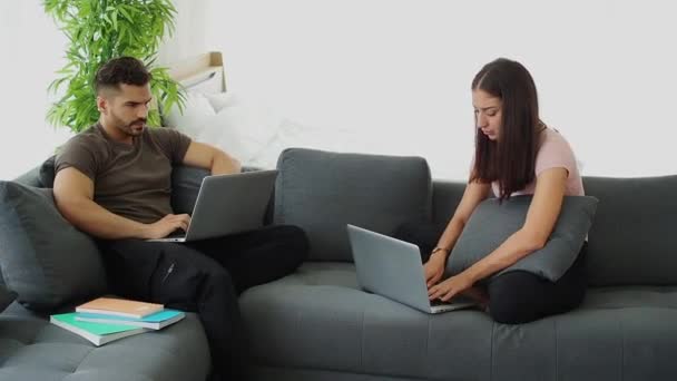 Casal Trabalhando Casa Distanciamento Social Usar Computador Para Trabalhar Casa — Vídeo de Stock