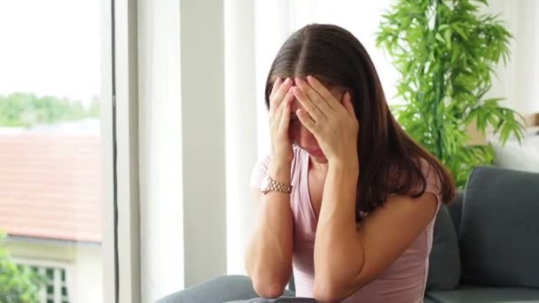 Λυπημένη Ανήσυχη Νεαρή Γυναίκα Ελκυστικό Πρόσωπο Που Έχει Ψυχολογικό Πρόβλημα — Αρχείο Βίντεο