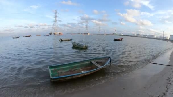 Pequeno Barco Pesca Está Estacionado Praia Tem Poste Elétrico Atrás — Vídeo de Stock