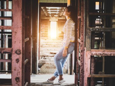 Trenle seyahat eden bir kadın yolcu. Genç hippi kadın tren istasyonunda seyahat ediyor..