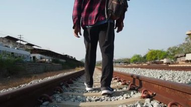  İnsan gezgin gezgin, tren yolunda yürüyen, seyahat konsepti
