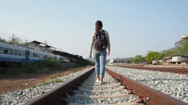 Kadın gezgin gezgin tren yolunda tek başına yürüyor..