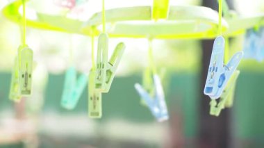 Plastik mandal, çamaşır ipinde birçok plastik mandal, çamaşır konsepti.