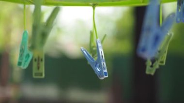 Plastik mandal, çamaşır ipinde birçok plastik mandal, çamaşır konsepti.