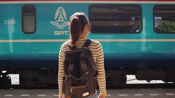 Хіпстерська Жінка Стоїть Дивиться Поїзд Знімається Станції — стокове відео