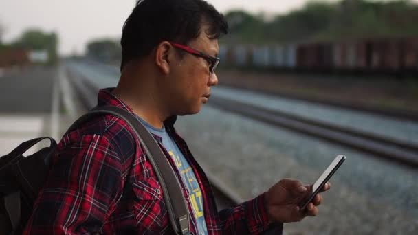 Día Verano Hombre Asiático Pie Utilizando Teléfono Inteligente Espera Que — Vídeos de Stock