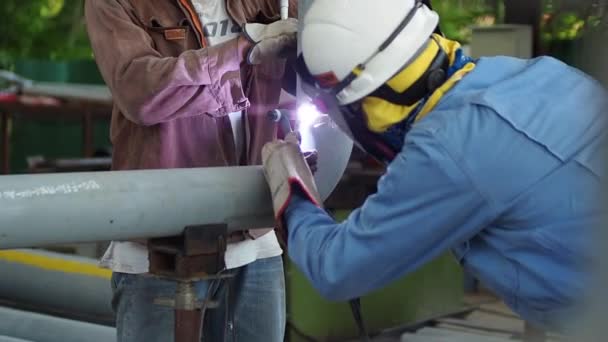 Soldagem Instalação Homem Tubulação Fabricação Soldagem Oficina Faíscas Metalurgia Construção — Vídeo de Stock