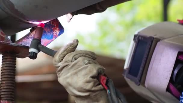 Laswerk Installatie Van Mensen Fabricage Pijp Lassen Werkplaats Vonken Metaalbewerking — Stockvideo