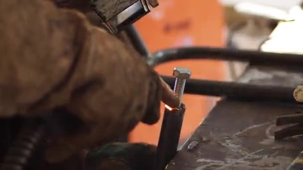 Welding Work Man Installation Fabrication Pipe Welding Workshop Sparks Metalwork — Stock Video