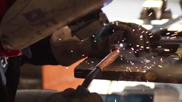 カッター円形金属を使用している労働者は 照明火花を持っています 男は懸命に働いて 鋼を見て ワークショップで火花のスプラッシュと鋼の切断 — ストック動画