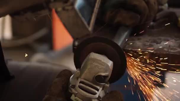 工人使用切割机的圆形金属具有照明火花 人的努力加工和锯制钢 在车间切割带有火花的钢 — 图库视频影像