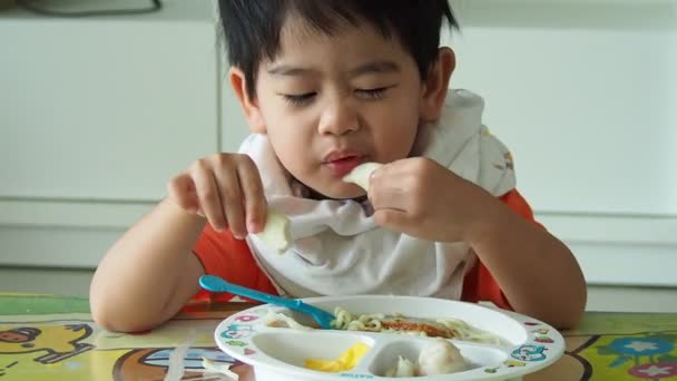 Маленький Мальчик Наслаждающийся Завтраком — стоковое видео
