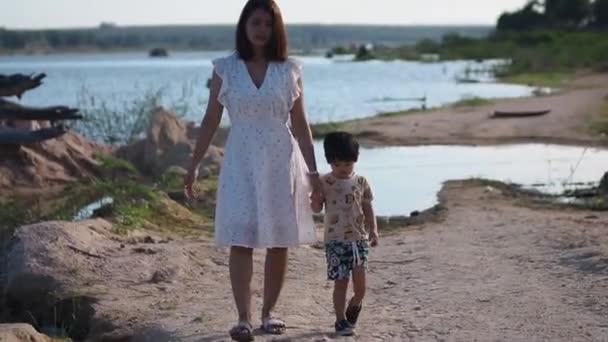 Mutlu Bir Anne Kucağında Küçük Oğlunu Dışarıda Gezdiriyor — Stok video