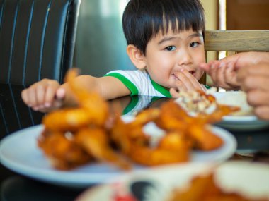 Lezzetli bir kahvaltı. Küçük okul çocuğu kahvaltı yapıyor. Çocuklar ve okul çocukları için sağlıklı beslenme.