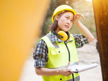 Garajda bir kadın var. Garajdaki mekanik kadın. Kadın tamirci araba tamir ediyor. Hizmet kavramı veya araba tamiri.