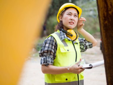 Garajda bir kadın var. Garajdaki mekanik kadın. Kadın tamirci araba tamir ediyor. Hizmet kavramı veya araba tamiri.