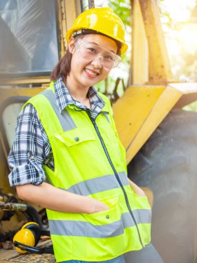 Garajdaki mekanik kadın portresi. Hizmet kavramı veya araba tamiri.