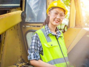 Garajdaki mekanik kadın portresi. Hizmet kavramı veya araba tamiri.