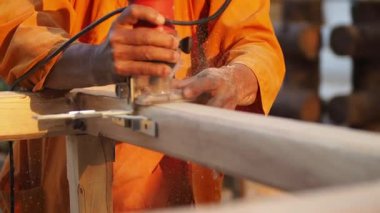 Bir marangoz elektrikli bir planör kullanıyor.