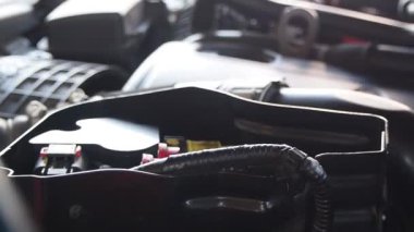 Motoru kontrol et. Hizmet kavramı veya araba tamiri.