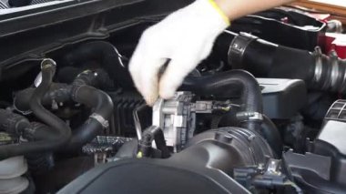 Motoru kontrol et. Hizmet kavramı veya araba tamiri.