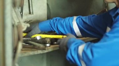 Garajda el yapımı aksesuarlar var.