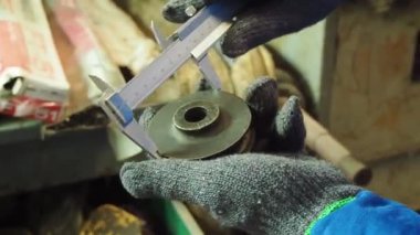 Vernier kullanan teknisyen aracı kontrol etti