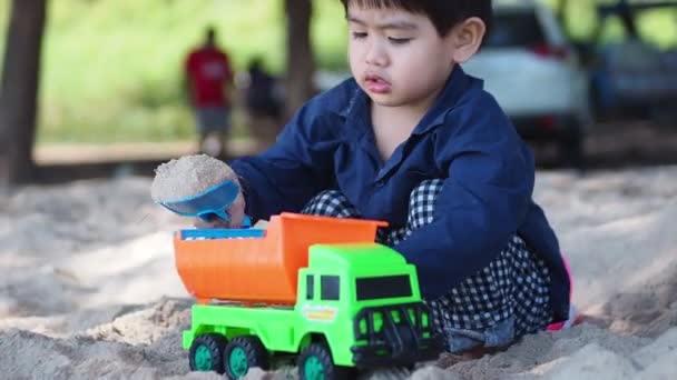 Dziecko Bawiące Się Tropikalnej Plaży Rodzinne Wakacje Cute Little Boy — Wideo stockowe