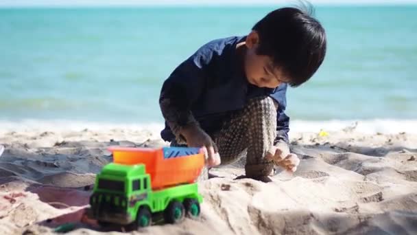 Criança Brincando Praia Tropical Férias Família Menino Bonito Jogando Areia — Vídeo de Stock